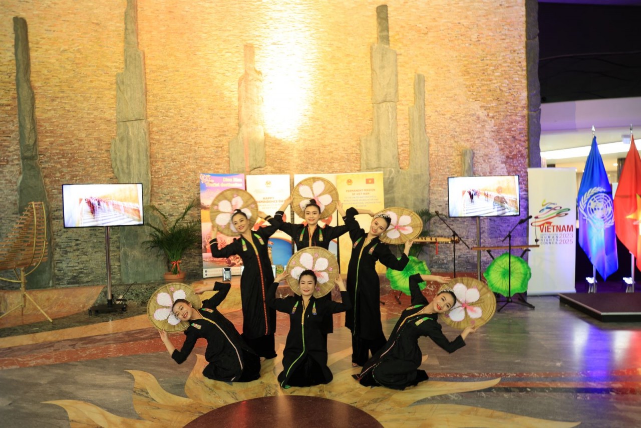 Ấn tượng không khí văn hóa nghệ thuật vùng Tây Bắc tại... Thụy Sỹ Ấn tượng không khí văn hóa nghệ thuật vùng Tây Bắc tại... Thụy Sỹ