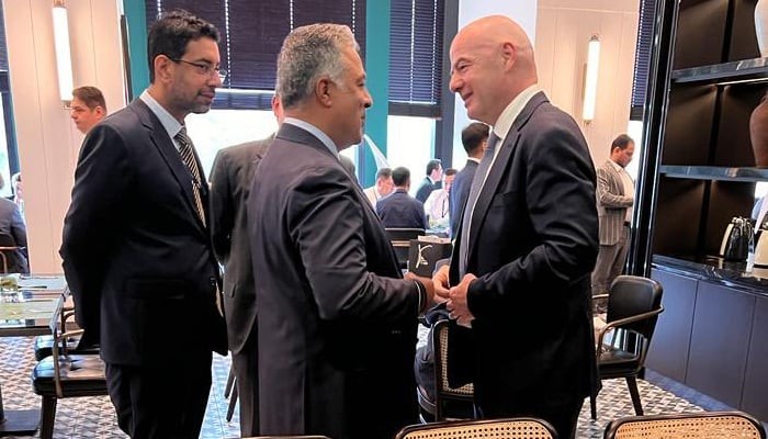 Chủ tịch FIFA Gianni Infantin gặp Chủ tịch Ủy ban bình thường hóa Liên đoàn bóng đá Pakistan Haroon Malik ngày 7/10. (Nguồn: PFF)