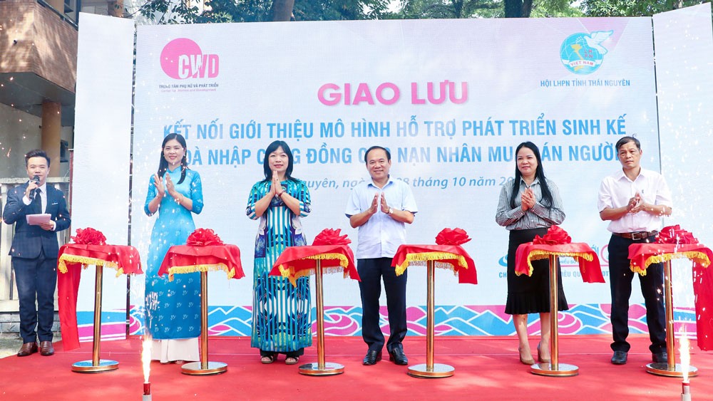 Các đại biểu cắt băng khai mạc hoạt động “Giao lưu kết nối, giới thiệu mô hình sinh kế hỗ trợ hòa nhập cộng đồng cho nạn nhân mua bán người”. (Nguồn: Báo Thái Nguyên) Các đại biểu cắt băng khai mạc hoạt động “Giao lưu kết nối, giới thiệu mô hình sinh kế hỗ trợ hòa nhập cộng đồng cho nạn nhân mua bán người”. (Nguồn: Báo Thái Nguyên)