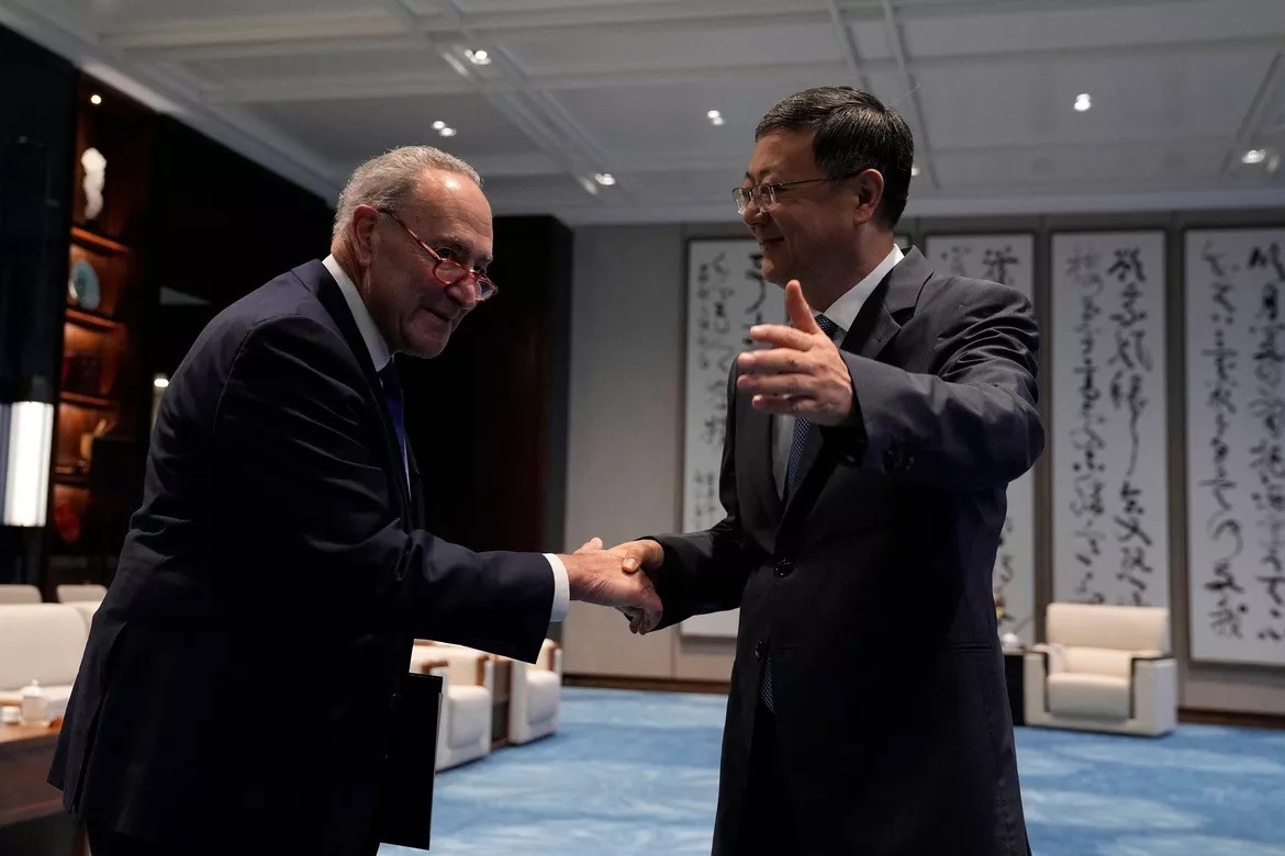 Lãnh đạo đa số Thượng viện Chuck Schumer (trái) và Bí thư Thành ủy Thượng Hải Chen Jining trong cuộc gặp tại Thượng Hải, Trung Quốc, ngày 7/10. (Nguồn: Getty) Lãnh đạo đa số Thượng viện Chuck Schumer (trái) và Bí thư Thành ủy Thượng Hải Chen Jining trong cuộc gặp tại Thượng Hải, Trung Quốc, ngày 7/10. (Nguồn: Getty)