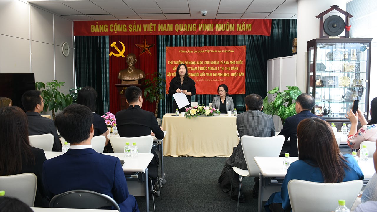 Thứ trưởng Ngoại giao Lê Thị Thu Hằng tiếp xúc với đại diện cộng đồng người Việt Nam tại khu vực Kyushu, Nhật Bản Thứ trưởng Ngoại giao Lê Thị Thu Hằng tiếp xúc với đại diện cộng đồng người Việt Nam tại khu vực Kyushu, Nhật Bản