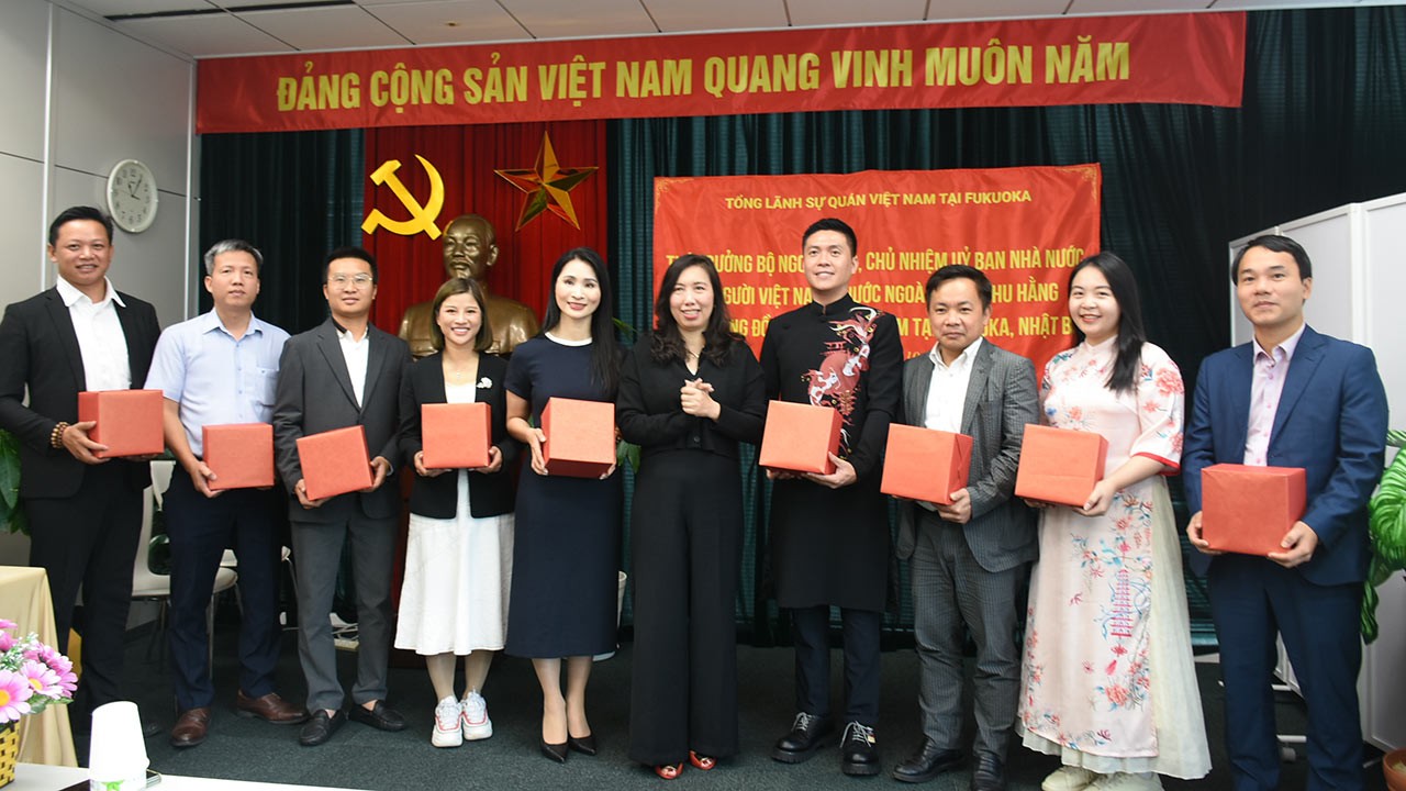 Thứ trưởng Ngoại giao Lê Thị Thu Hằng tiếp xúc với đại diện cộng đồng người Việt Nam tại khu vực Kyushu, Nhật Bản Thứ trưởng Ngoại giao Lê Thị Thu Hằng tiếp xúc với đại diện cộng đồng người Việt Nam tại khu vực Kyushu, Nhật Bản