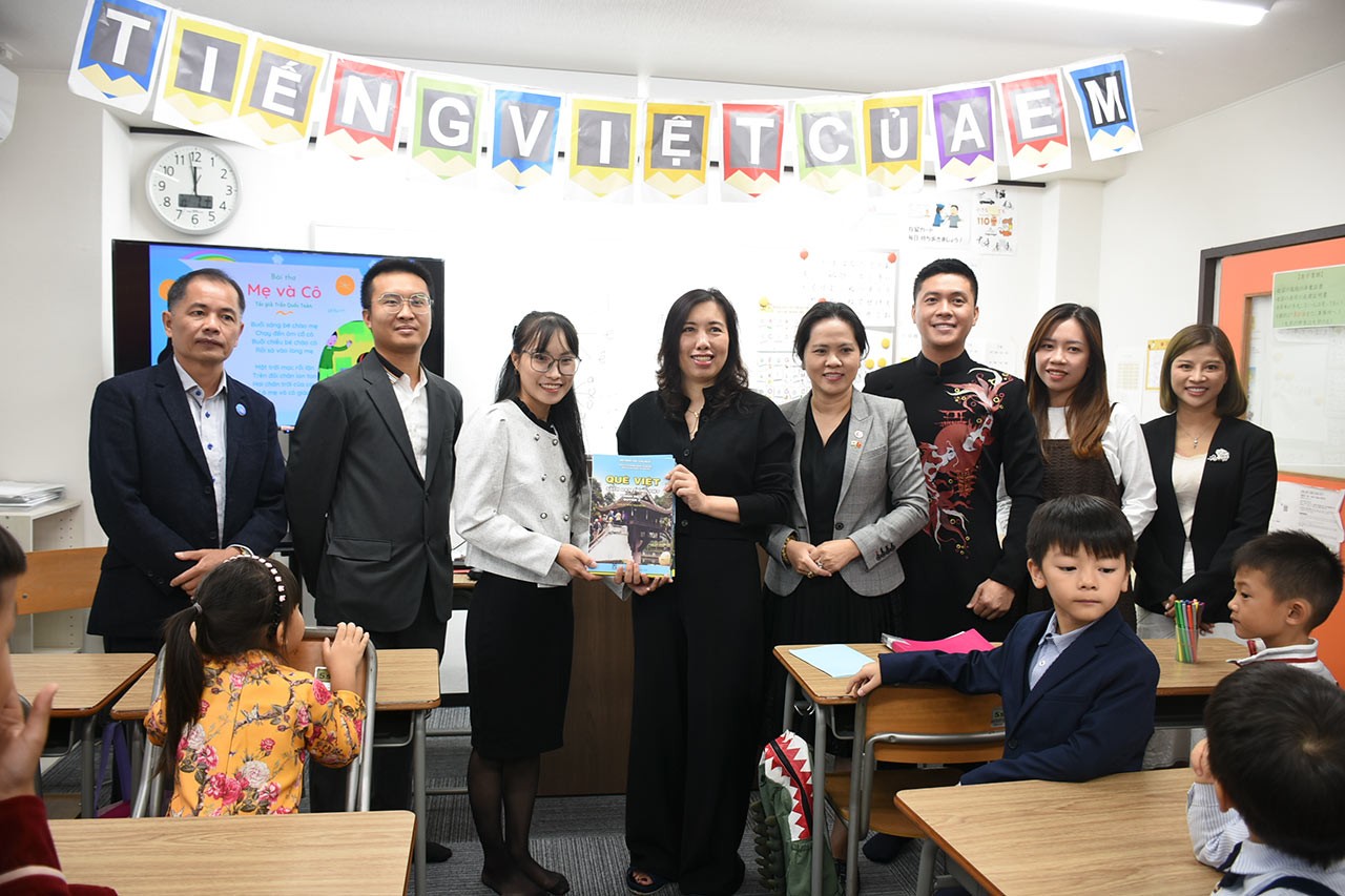 Thứ trưởng Ngoại giao Lê Thị Thu Hằng tiếp xúc với đại diện cộng đồng người Việt Nam tại khu vực Kyushu, Nhật Bản Thứ trưởng Ngoại giao Lê Thị Thu Hằng tiếp xúc với đại diện cộng đồng người Việt Nam tại khu vực Kyushu, Nhật Bản