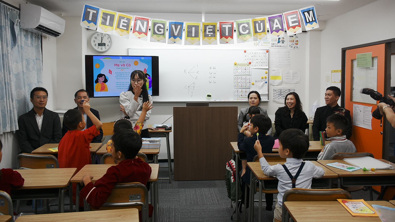 Thứ trưởng Ngoại giao Lê Thị Thu Hằng tiếp xúc với đại diện cộng đồng người Việt Nam tại khu vực Kyushu, Nhật Bản Thứ trưởng Ngoại giao Lê Thị Thu Hằng tiếp xúc với đại diện cộng đồng người Việt Nam tại khu vực Kyushu, Nhật Bản