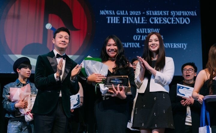Bảo Lan thể hiện ‘’Đường cong’’ với phong cách như một nghệ sỹ thực thụ đã trở thành quán quân cuộc thi tiếng hát sinh viên MOVSA GALA 2023. Việt Nam ở Australia tại chung kết MOVSA GALA 2023