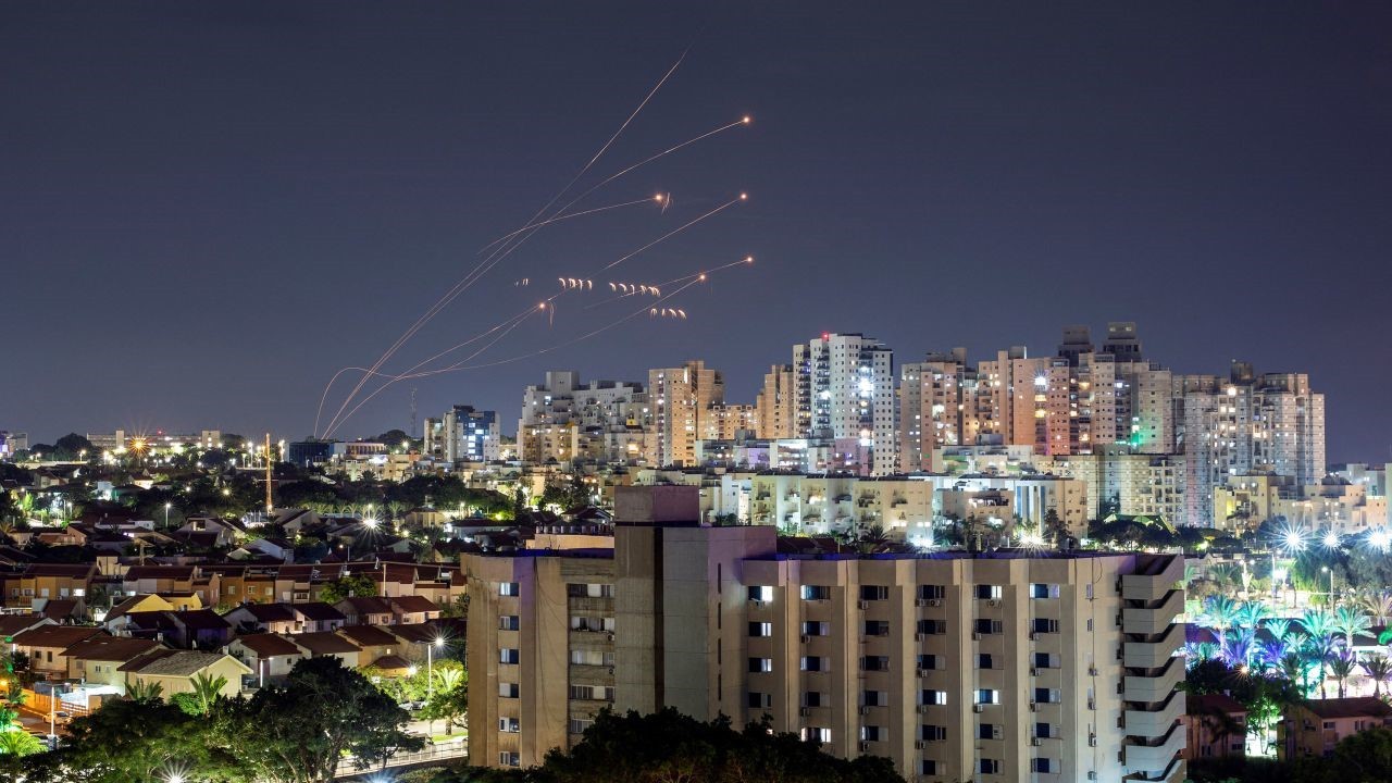 Hệ thống chống tên lửa Iron Dome của Israel chặn tên lửa phóng từ Dải Gaza, nhìn từ Ashkelon ở miền nam Israel ngày 7 tháng 10 năm 2023