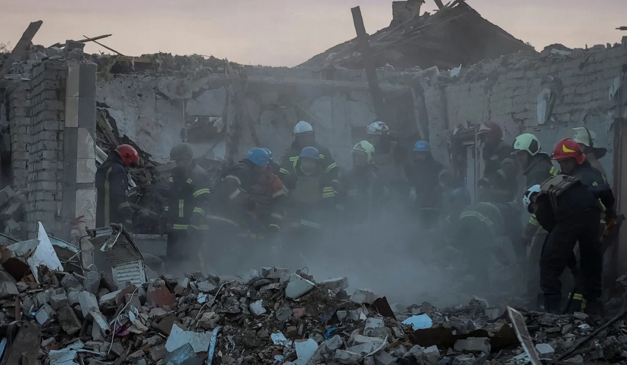 Lực lượng cứu hộ làm việc tại địa điểm xảy ra cuộc tấn công ở làng Hroza, vùng Kharkov, Ukraine, ngày 5/10. (Nguồn: Reuters)