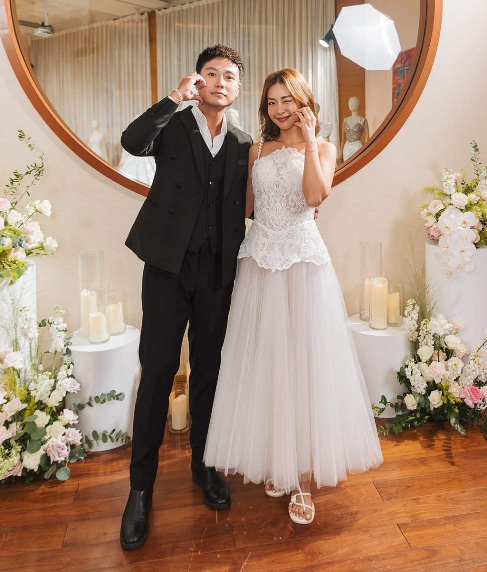 Thanh Sơn, Khả Ngân rạng rỡ diện đồ cưới của nhà thiết kế Chung Thanh Phong