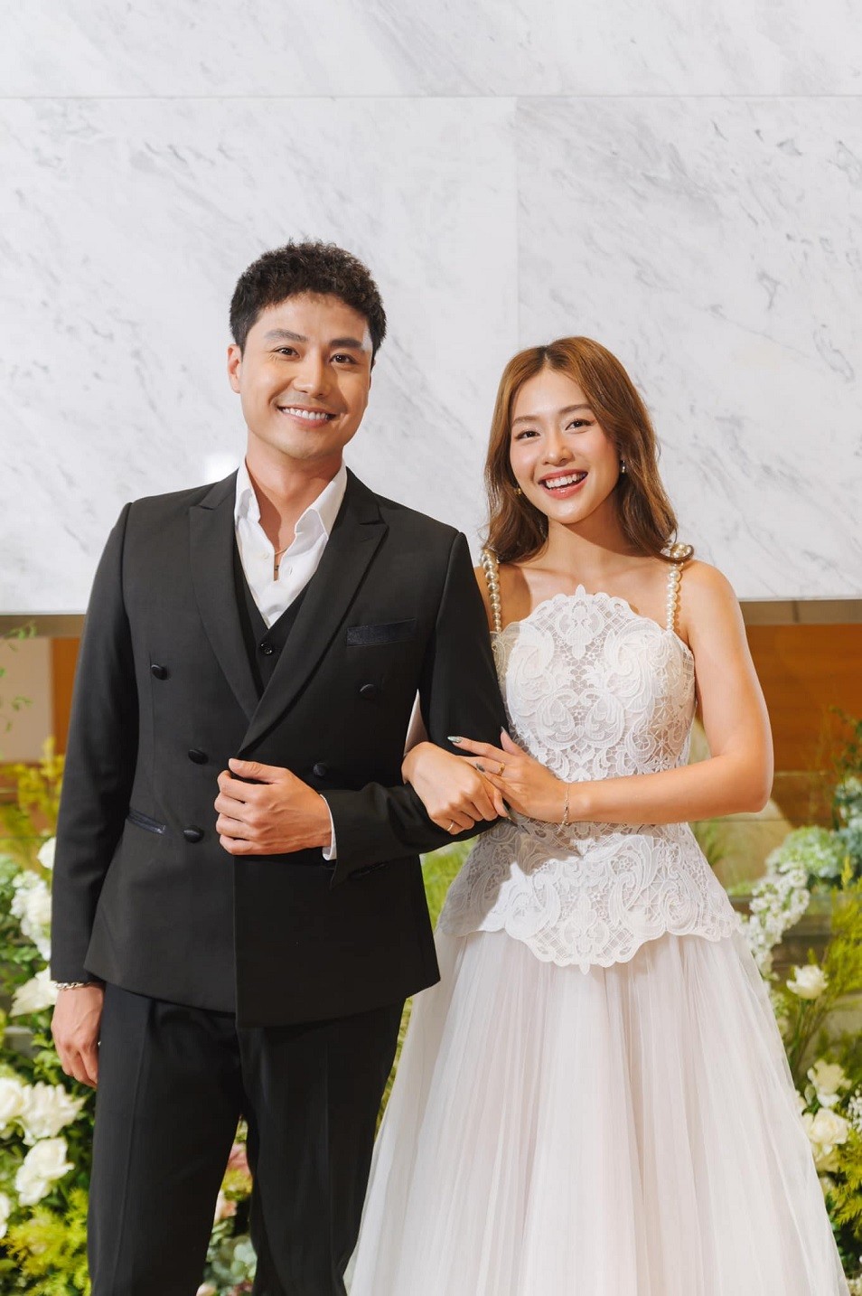 Thanh Sơn, Khả Ngân rạng rỡ diện đồ cưới của nhà thiết kế Chung Thanh Phong