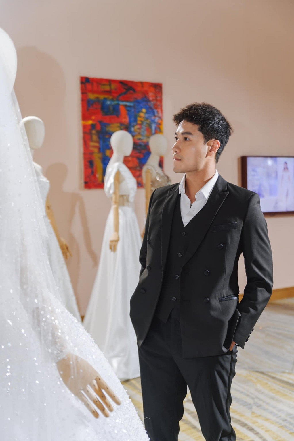 Thanh Sơn, Khả Ngân rạng rỡ diện đồ cưới của nhà thiết kế Chung Thanh Phong