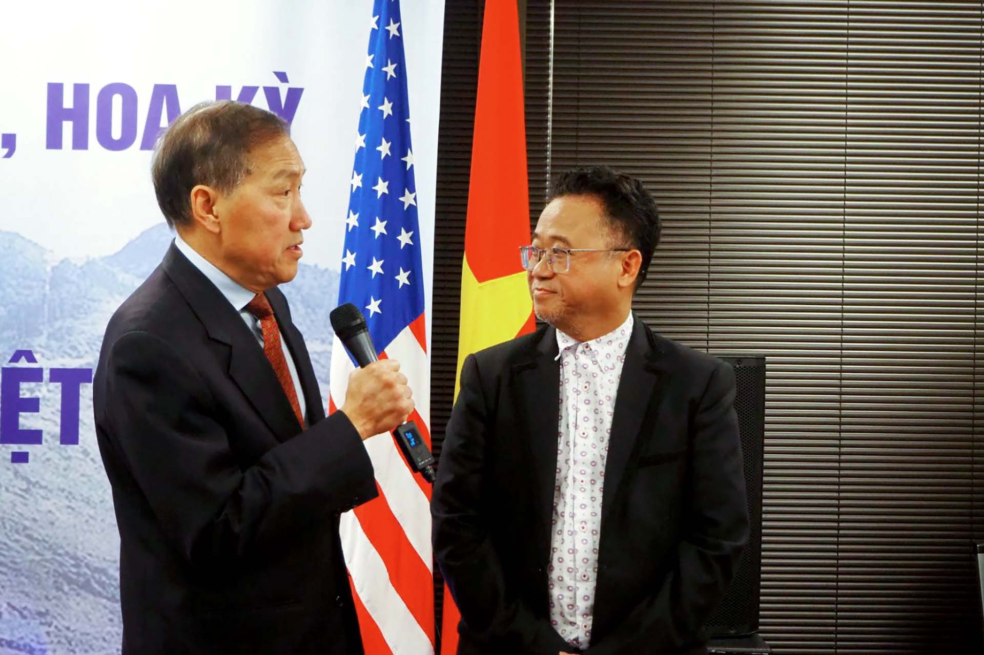 Ông Đặng Thành Tâm, Chủ tịch tập đoàn Kinh Bắc (bên phải) tại sự kiện.