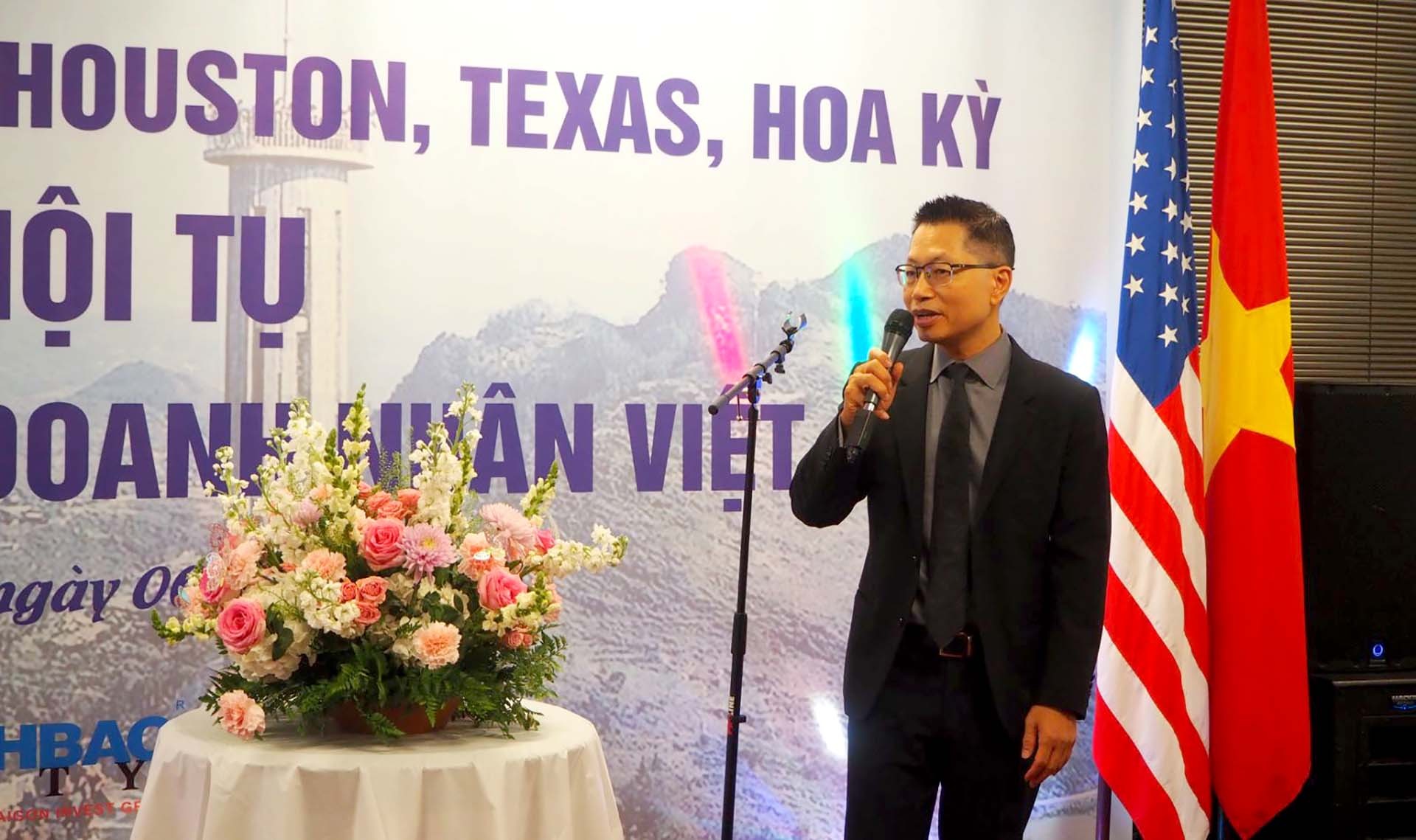 Luật sư Christopher M, Pham phát biểu.