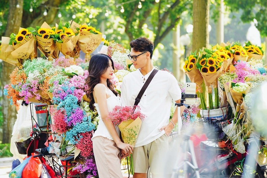 Khoảng khắc lãng mạn của 1 cặp đôi giữa trời Thu Hà Nội. (Nguồn: TTXVN)