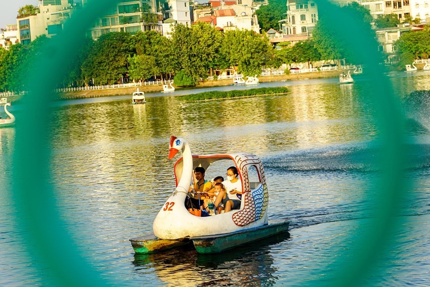 Phút thư giãn cuối tuần bên gia đình. (Nguồn: TTXVN)