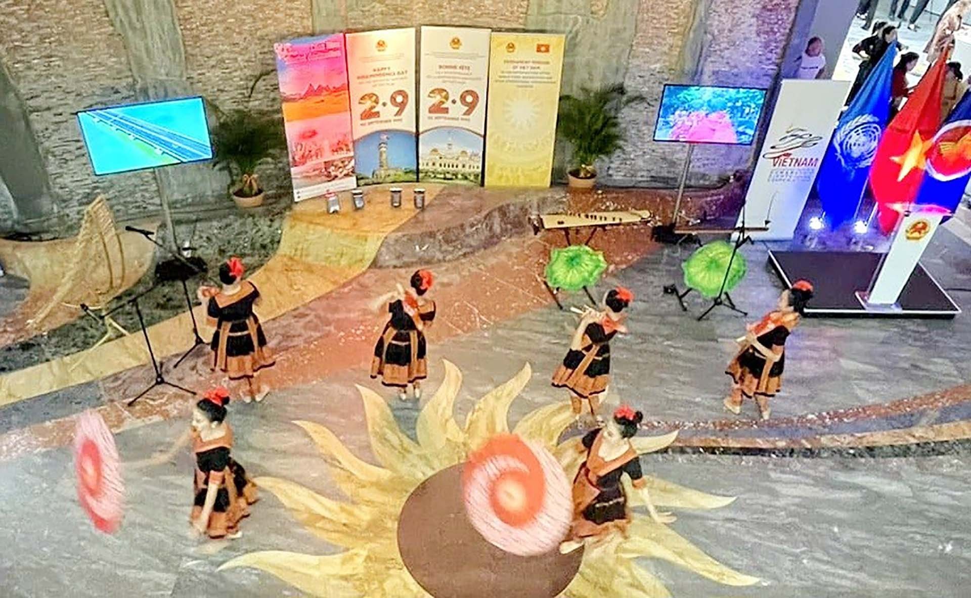 Tiết mục múa Góc chợ phiên của Đoàn nghệ thuật tỉnh Điện Biên tại sự kiện văn hóa nghệ thuật kỷ niệm Quốc khánh lần thứ 78 tại Geneva. (Nguồn: TTXVN).