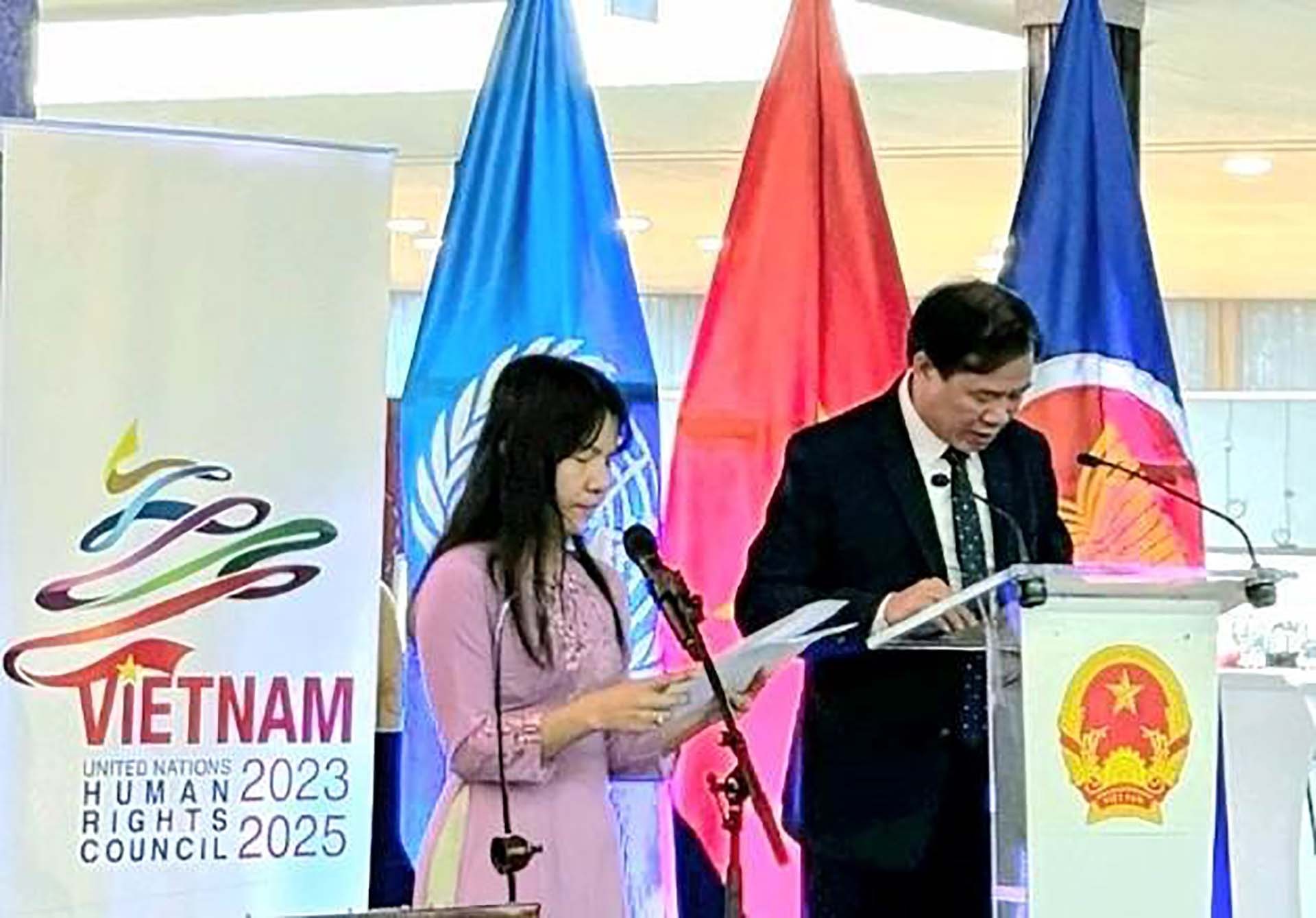 Ông Lò Văn Mừng, Chủ tịch Mặt trận tổ quốc tỉnh Điện Biên phát biểu tại sự kiện văn hóa kỷ niệm Quốc khánh lần thứ 78 tại Geneva. (Nguồn: TTXVN)