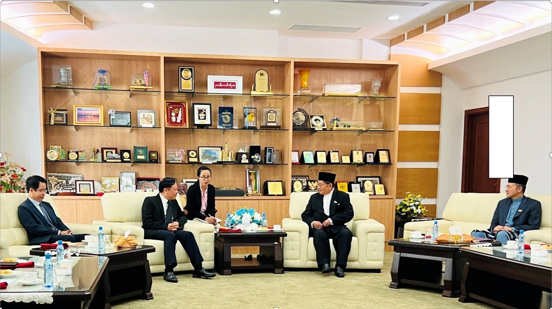 Đoàn Hội đồng lý luận Trung ương Việt Nam thăm, làm việc tại Brunei Darussalam