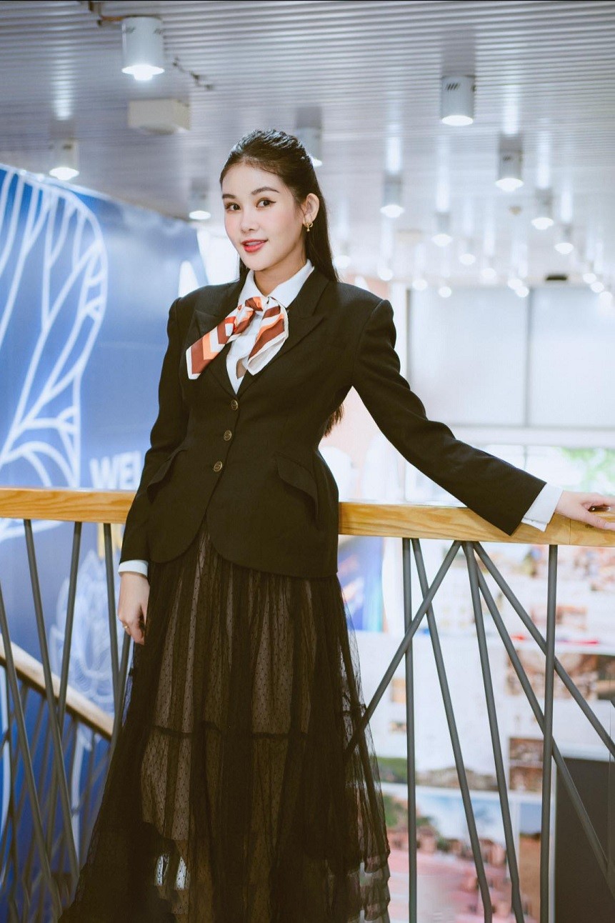 Trong thời gian mang thai con đầu lòng, Hoa hậu Lê Âu Ngân Anh đều đặn tham dự các sự kiện, đến giảng dạy tại trường đại học nơi cô đang công tác. Khi bế bầu 7 tháng lên giảng đường, Hoa hậu gây bất ngờ với thân hình thon gọn, không có dấu hiệu bầu bí. Trong thời gian mang thai con đầu lòng, Hoa hậu Lê Âu Ngân Anh đều đặn tham dự các sự kiện, đến giảng dạy tại trường đại học nơi cô đang công tác. Khi bế bầu 7 tháng lên giảng đường, Hoa hậu gây bất ngờ với thân hình thon gọn, không có dấu hiệu bầu bí.