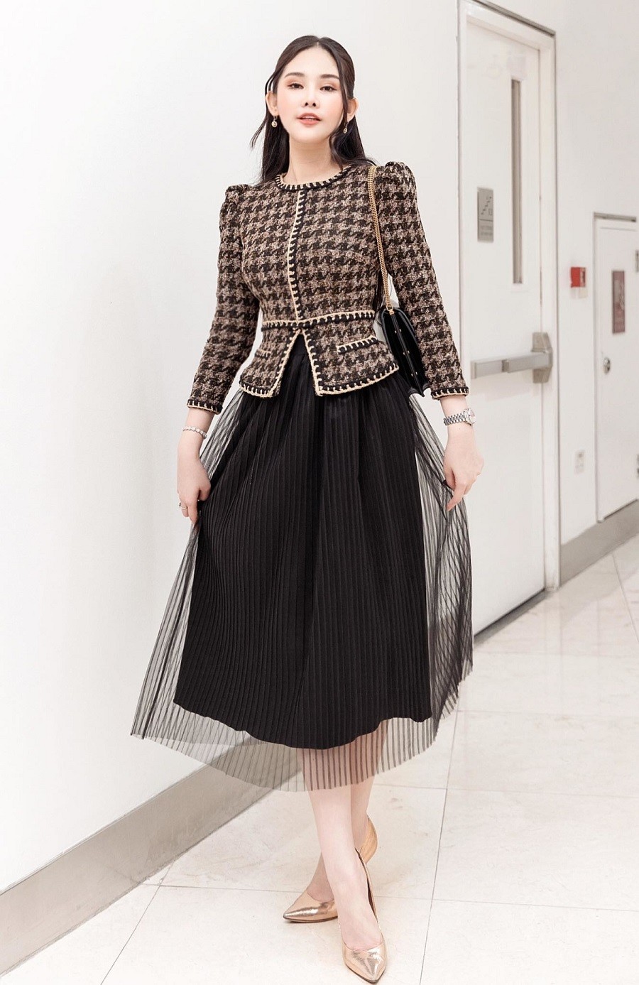 Bằng cách phối áo khoác ôm eo cùng chân váy xòe, Ngân Anh có vẻ ngoài vừa thanh lịch, vừa nữ tính, không cứng nhắc. Bằng cách phối áo khoác ôm eo cùng chân váy xòe, Ngân Anh có vẻ ngoài vừa thanh lịch, vừa nữ tính, không cứng nhắc.