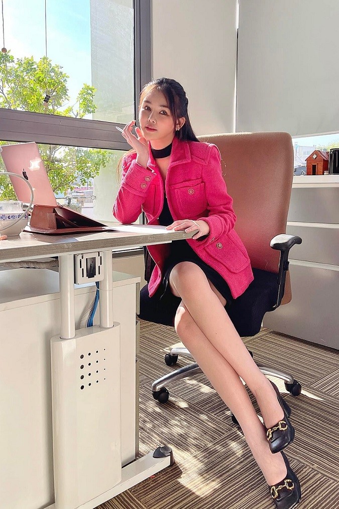 Để có thời trang đi dạy đẹp mắt, Hoa hậu Lê Âu Ngân Anh đầu tư nhiều bộ cánh, phụ kiện hàng hiệu. Cô không bị bó buộc trong phong cách công sở nhàm chán mà thay đổi rất đa dạng. Để có thời trang đi dạy đẹp mắt, Hoa hậu Lê Âu Ngân Anh đầu tư nhiều bộ cánh, phụ kiện hàng hiệu. Cô không bị bó buộc trong phong cách công sở nhàm chán mà thay đổi rất đa dạng.