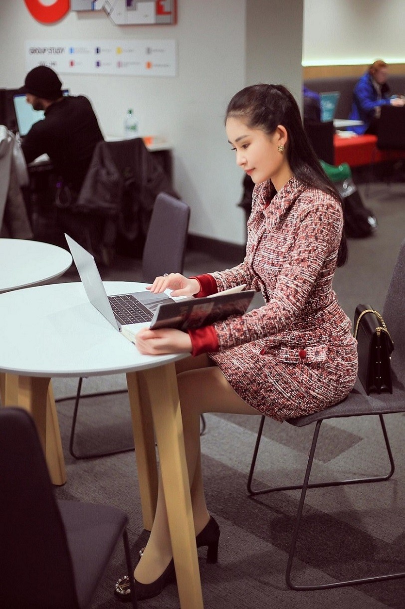 Đầu tư chỉn chu cho trang phục đi dạy, nữ giảng viên thường được khen với vẻ ngoài hiện đại, trẻ trung. Cô cũng được các sinh viên yêu quý, thường xuyên rủ chụp hình. Đầu tư chỉn chu cho trang phục đi dạy, nữ giảng viên thường được khen với vẻ ngoài hiện đại, trẻ trung. Cô cũng được các sinh viên yêu quý, thường xuyên rủ chụp hình.