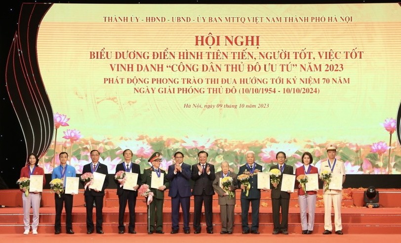 Vinh danh 10 công dân ưu tú của Thủ đô năm 2023 Vinh danh 10 công dân ưu tú của Thủ đô năm 2023