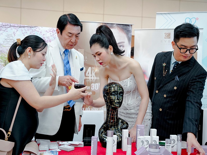Hoa hậu Du lịch Việt Nam Lương Kỳ Duyên tìm hiểu và nghe tư vấn từ ông Akimoto Toshimitsu – Phó Chủ tịch Tập đoàn EVER Nhật Bản.