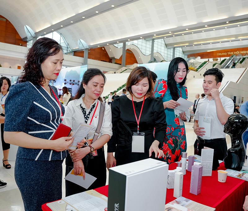 Không gian trưng bày và giới thiệu các dịch vụ của EVER nhận được sự quan tâm của các khách mời tại Đại hội.