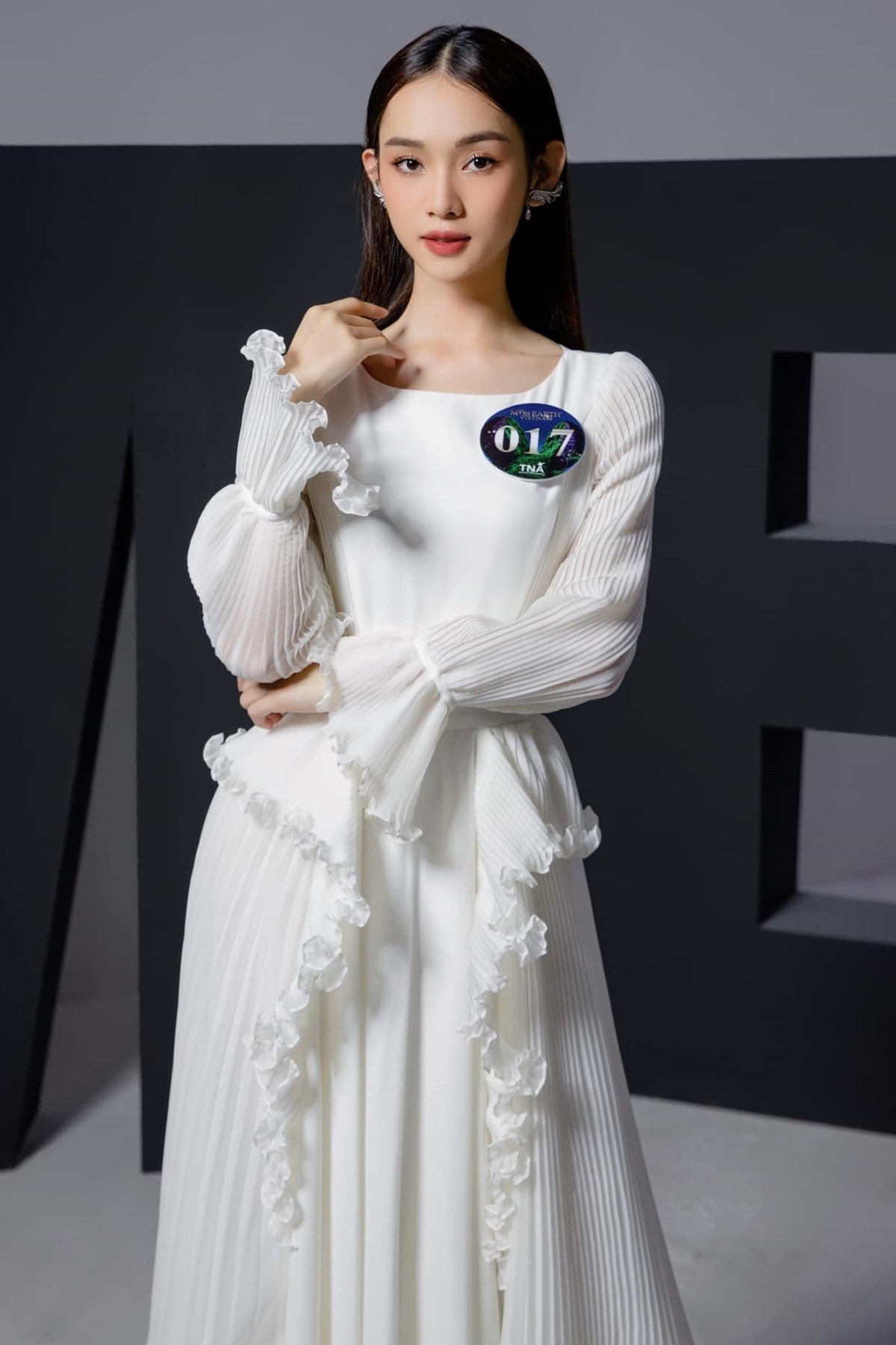 Người đẹp sinh năm 2000, quê Đồng Nai, tốt nghiệp ngành Tài chính-Ngân hàng, trường Cao đẳng Kinh tế đối ngoại. Cô từng vào top 10 Miss World Vietnam 2023. Hiện, Hoàng Thị Yến Nhi là người mẫu tự do. 