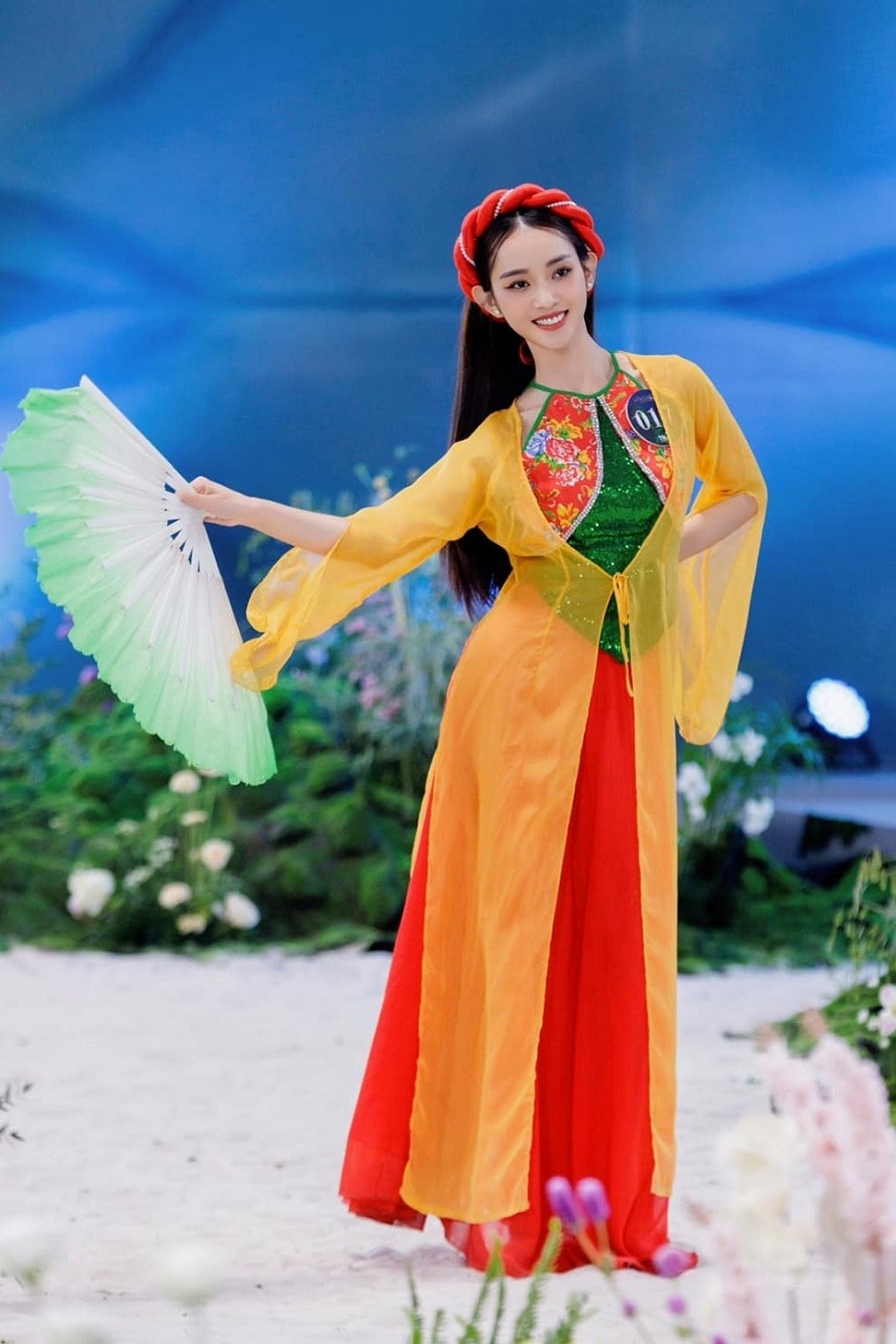 Yến Nhi cao 1,7m, số đo 75-59-88 cm. Thí sinh nói, cô thi Miss Earth Vietnam vì muốn bản thân thoát khỏi vùng an toàn, tự tin hơn và cải thiện mọi kỹ năng. 
