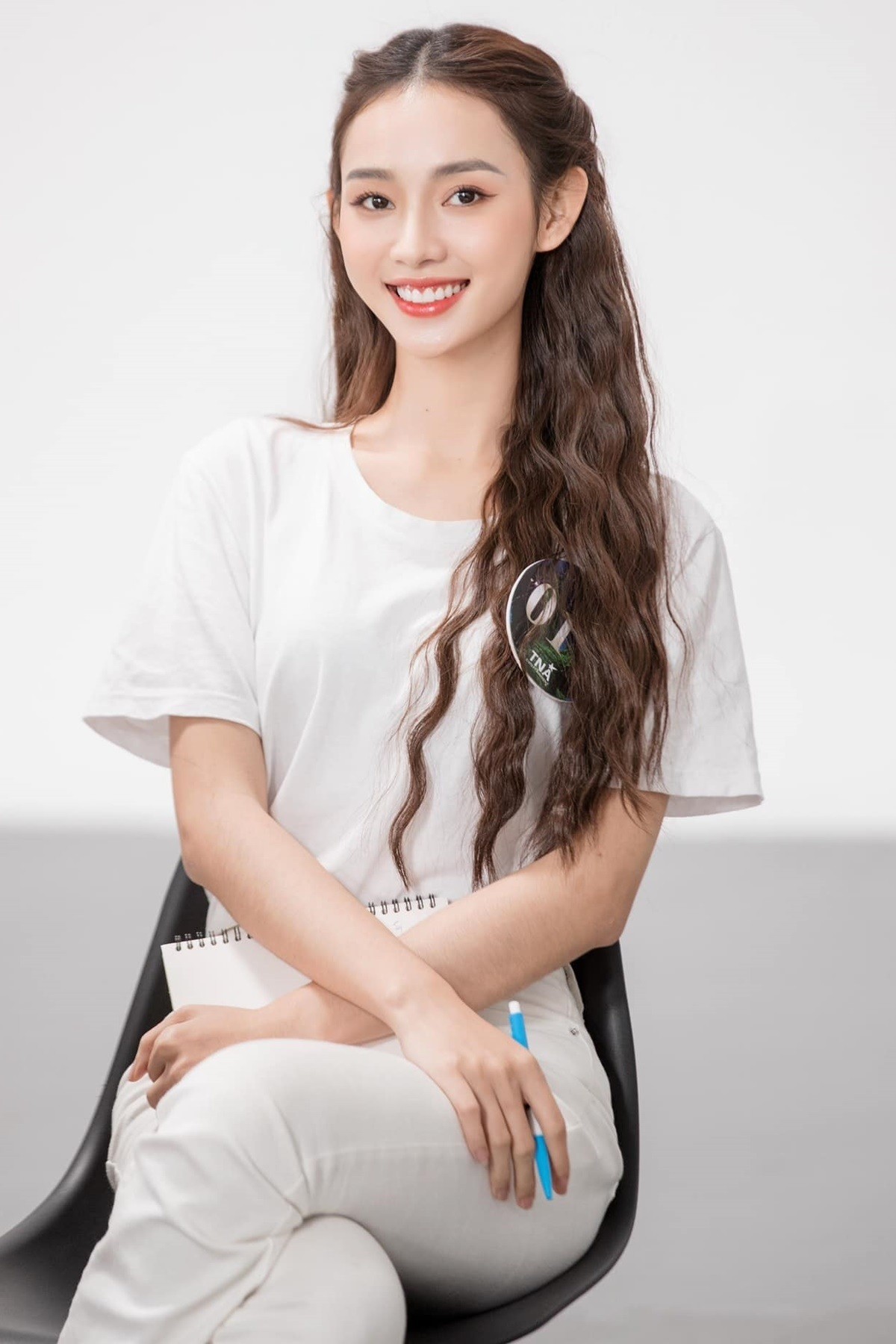 Yến Nhi kể, ba mẹ ly hôn năm cô học lớp 7 nên người đẹp sống ở quê cùng ông bà và 2 em. Thời phổ thông, cô chuyển lên thành phố học, ở với bác. Sau này, mỹ nhân 23 tuổi tự lên TP. Hồ Chí Minh kiếm sống, trải qua nhiều công việc như bồi bàn, làm mẫu trang điểm, người mẫu ảnh. Cô nói, bản bản thân tự lập từ nhỏ, luôn cố gắng sống mạnh mẽ, chăm chỉ làm việc để có cuộc sống tốt hơn. 