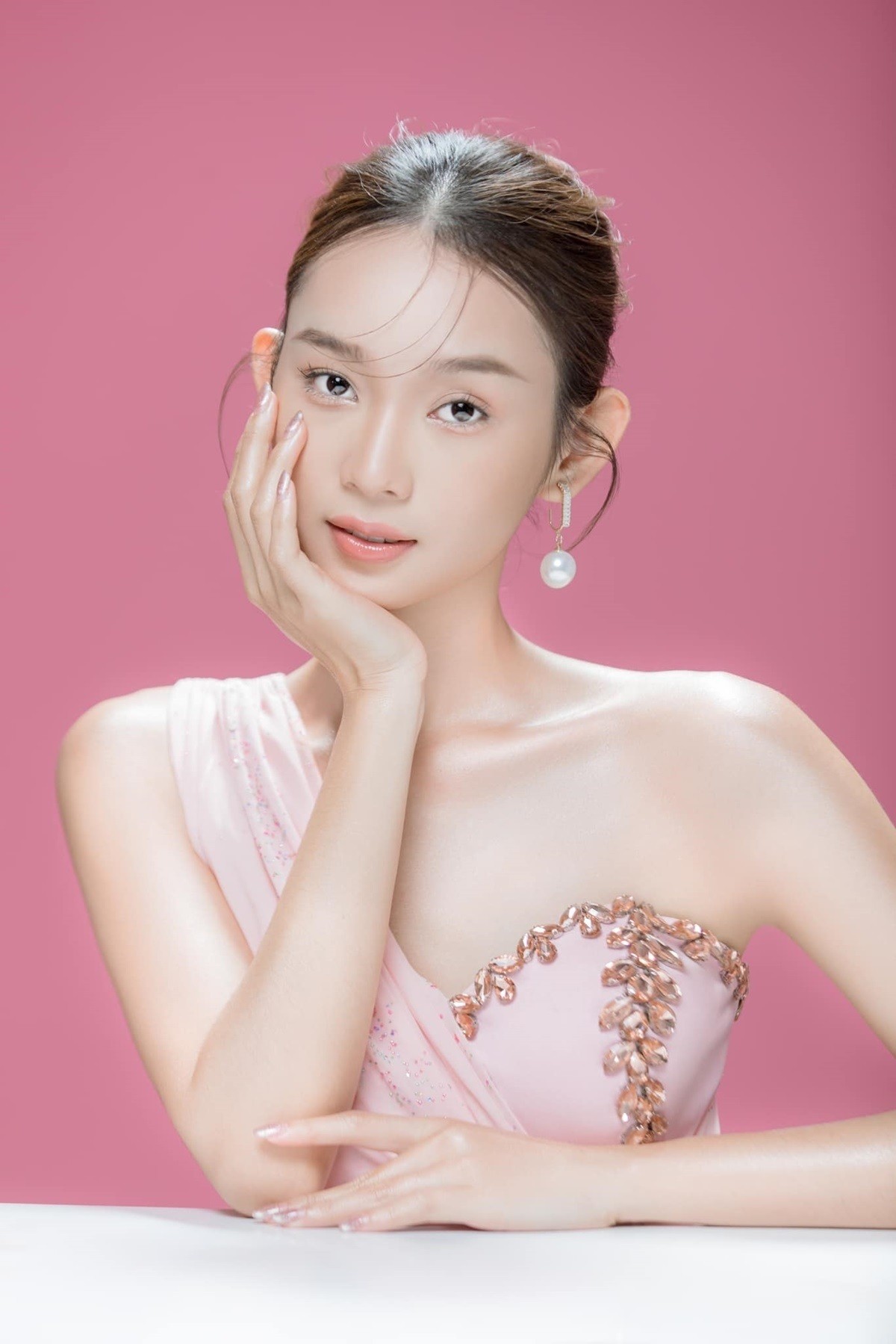 Yến Nhi đang cùng 29 thí sinh tập luyện cho chung kết diễn ra vào 14/10 tại TP. Hồ Chí MMinh. Ba mentor của cuộc thi gồm: Khánh Vân, Hà Thu và Bùi Quỳnh Hoa. Ban giám khảo gồm: nghệ sĩ Trương Ngọc Ánh, Tổng Biên tập 1 tạp chí về thời trang - Trần Nguyễn Thiên Hương, nhà thiết kế Trang Lê. Trương Ngọc Ánh là giám đốc đơn vị giữ bản quyền cuộc thi trong nước.