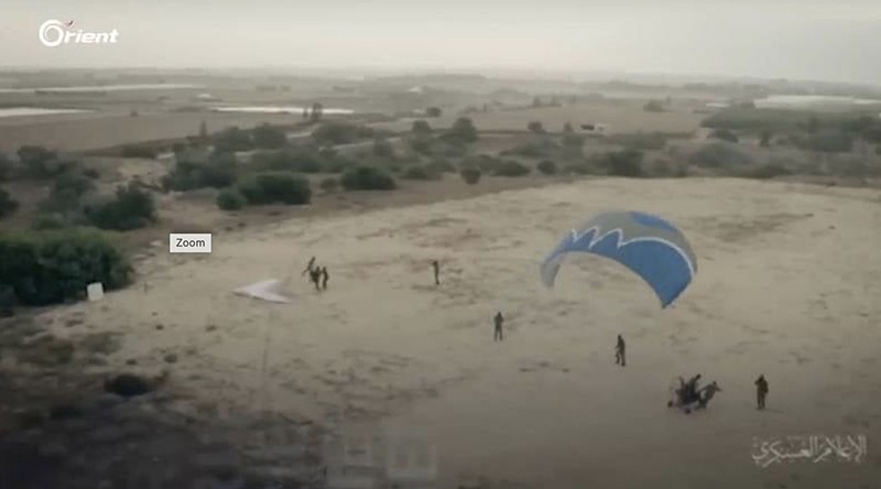 Lực lượng đổ bộ bằng dù lượn chuẩn bị bay. Hình Ảnh Orient Lực lượng đổ bộ bằng dù lượn chuẩn bị bay. Hình Ảnh Orient