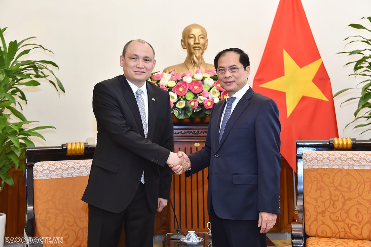 Sáng 11/10, tại Trụ sở Bộ, Bộ trưởng Ngoại giao Bùi Thanh Sơn đã tiếp Đại sứ Kazakhstan Kanat Tumysh đến chào xã giao nhân nhận nhiệm kỳ công tác tại Việt Nam. (Ảnh: Tuấn Anh)