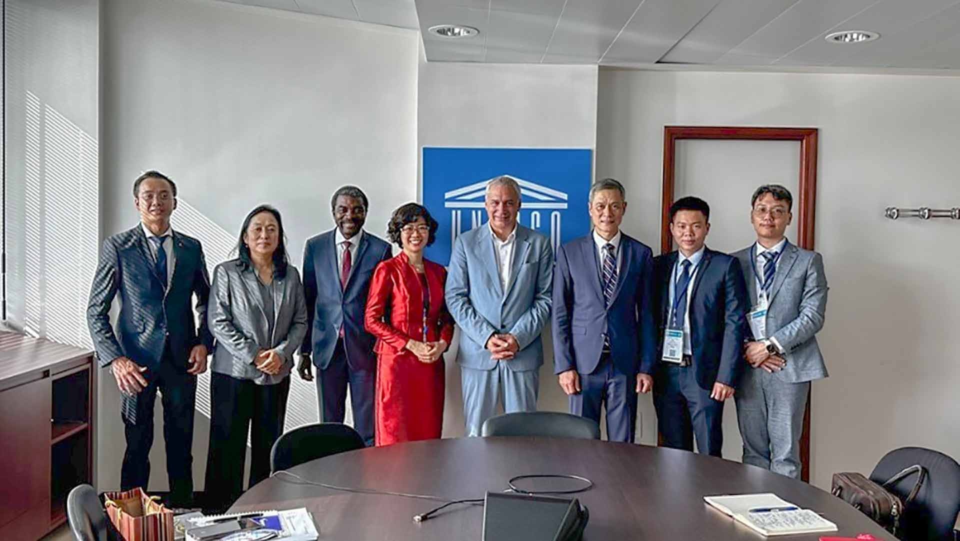 Trợ lý Bộ trưởng Nguyễn Minh Vũ gặp, làm việc với Trợ lý Tổng giám đốc về Văn hóa Ernesto Renato Ottone Ramirez và Giám đốc Trung tâm Di sản thế giới Lazare Assomo. (Nguồn Đoàn công tác)