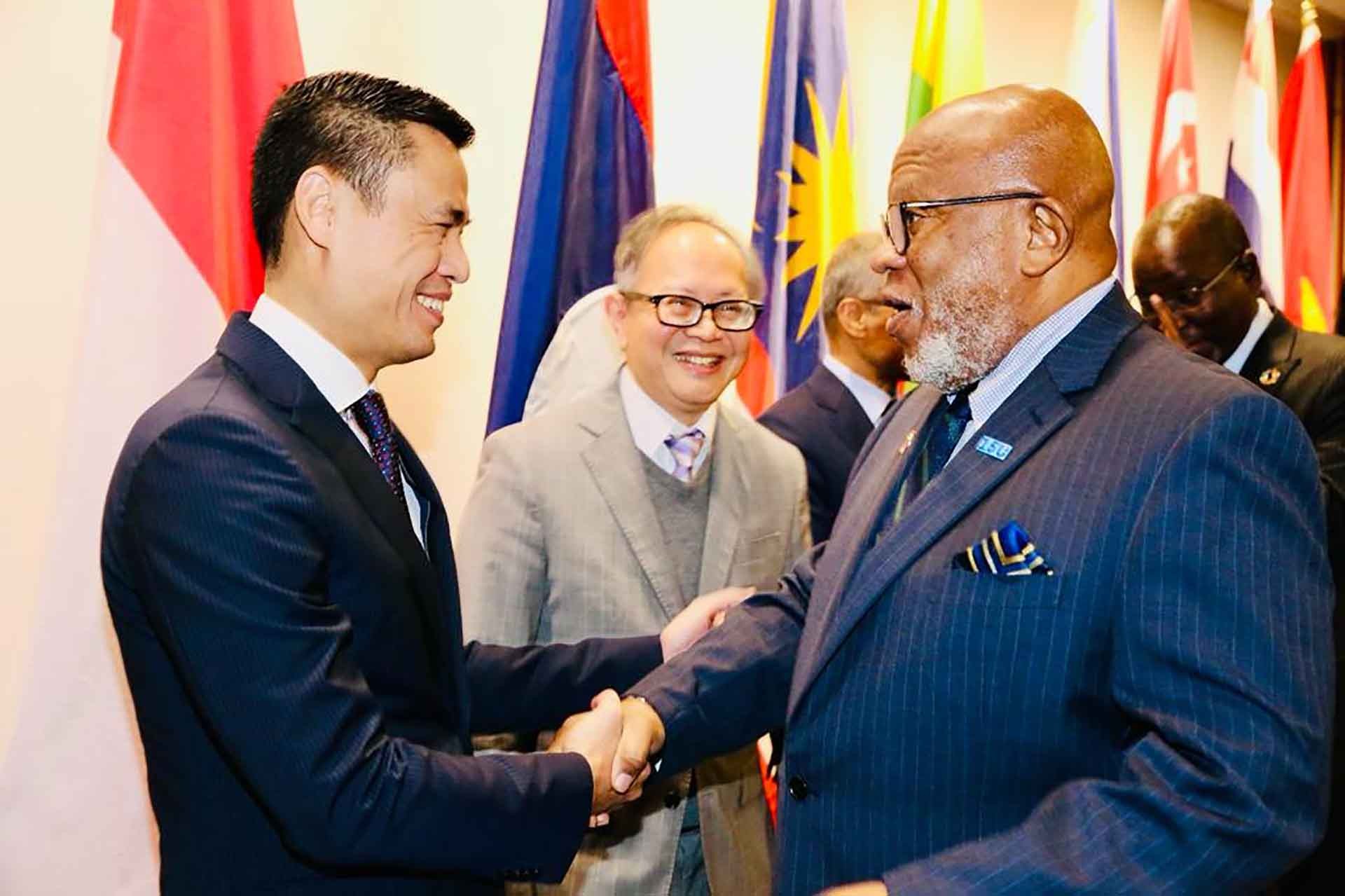 Đại sứ Đặng Hoàng Giang và các đại biểu.