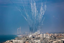 Xung đột Israel-Hamas: Loạt tên lửa mới dội về Tel Aviv, tàu sân bay thứ hai của Mỹ tới Địa Trung Hải, Nam Phi muốn làm trung gian hoà giải