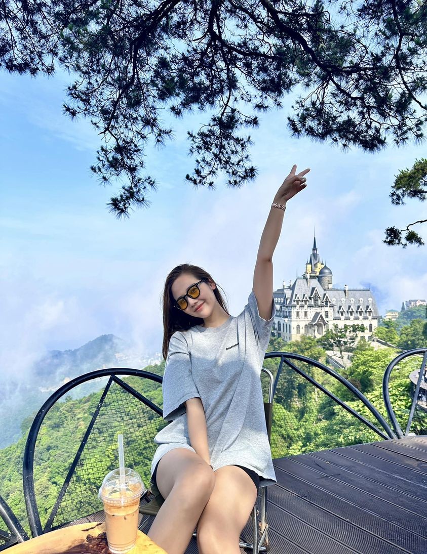 Gu thời trang đời thường năng động của diễn viên Phan Minh Huyền