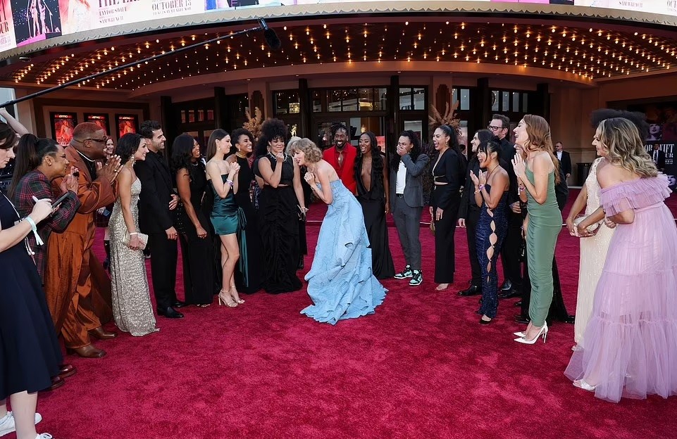 Cô cảm tạ từng thành viên trong êkíp.