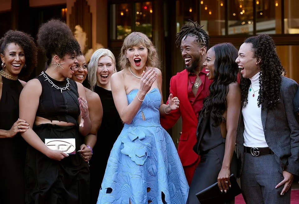 Hồi tháng 9, sau khi tour diễn trong nước kết thúc, Taylor từng thưởng nóng tổng số tiền 55 triệu USD cho các nhân viên, bao gồm đội ngũ lái xe, người cung cấp thực phẩm, dàn dựng sân khấu, vũ công...