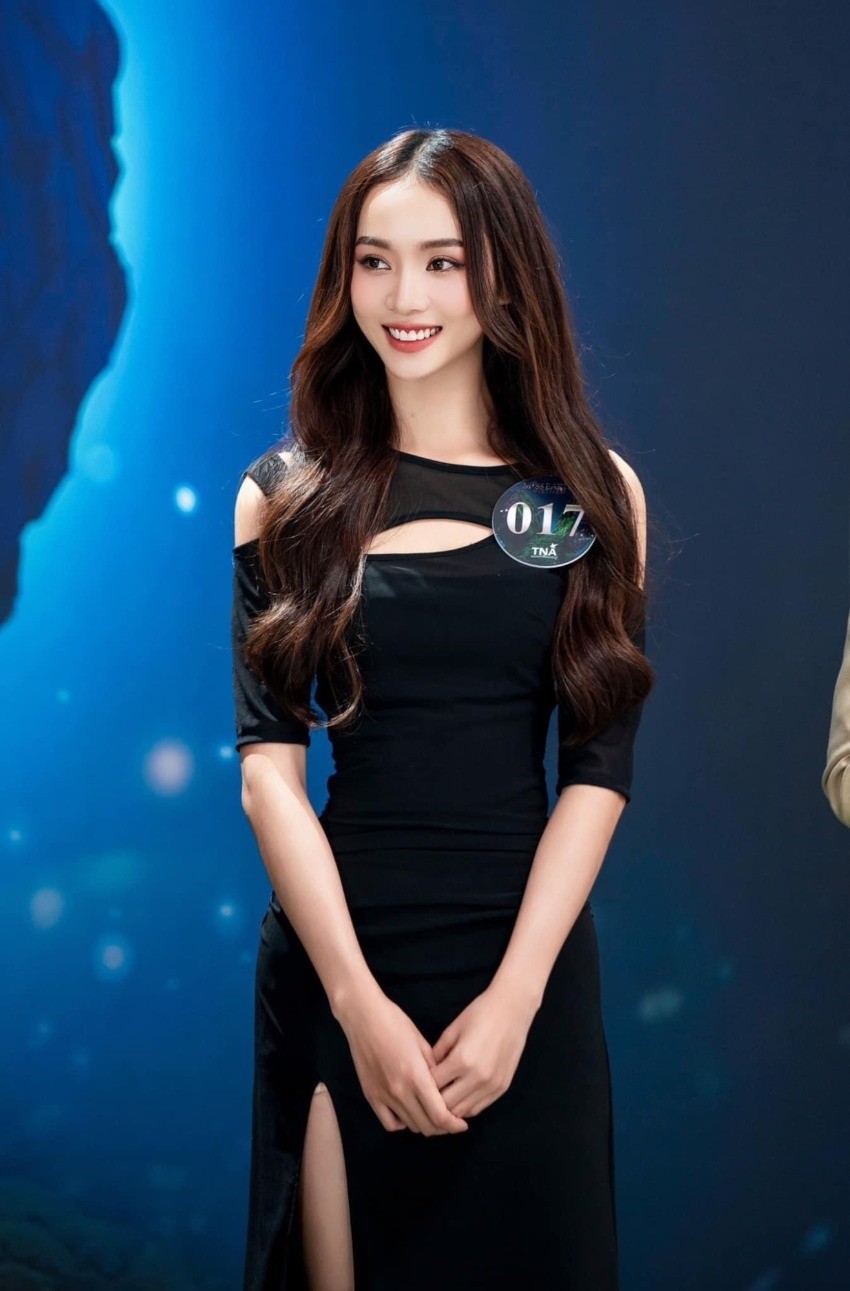 Hoàng Thị Yến Nhi (SBD 017) là 1 trong những thí sinh sở hữu gương mặt khả ái, nụ cười rạng rỡ vào chung kết Hoa hậu Trái đất Việt Nam 2023 (Miss Earth Vietnam 2023). Người đẹp sinh năm 2000, đến từ Đồng Nai, có chiều cao 1,7m, số đo 3 vòng: 79-59-88cm. Yến Nhi tốt nghiệp ngành Tài chính ngân hàng, Cao đẳng Kinh tế đối ngoại nhưng bén duyên với nghề mẫu ảnh.