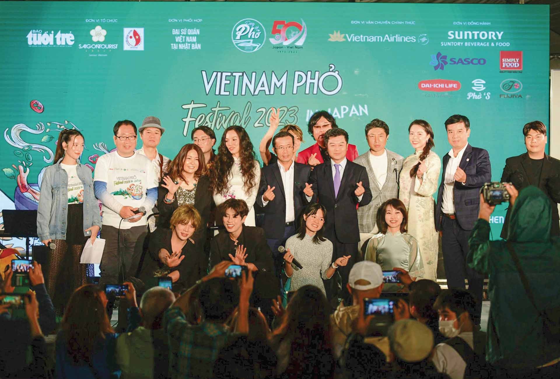 Ban tổ chức và các đại biểu tại bế mạc Vietnam Phở Festival. (Ảnh: Quang Định) Ban tổ chức và các đại biểu tại bế mạc Vietnam Phở Festival. (Ảnh: Quang Định)