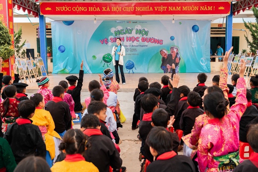 Đến với Ngày hội Vệ sinh học đường tại Trường PTDTBT TH&THCS Sính Lủng, huyện Đồng Văn, Hà Giang, Hoa hậu Thế giới Việt Nam 2019 Lương Thùy Linh đưa ra những câu đố vui về chủ đề vệ sinh, vừa tạo không khí vui nhộn, vừa bổ sung cho các em học sinh một số kiến thức cơ bản. Đến với Ngày hội Vệ sinh học đường tại Trường PTDTBT TH&THCS Sính Lủng, huyện Đồng Văn, Hà Giang, Hoa hậu Thế giới Việt Nam 2019 Lương Thùy Linh đưa ra những câu đố vui về chủ đề vệ sinh, vừa tạo không khí vui nhộn, vừa bổ sung cho các em học sinh một số kiến thức cơ bản.