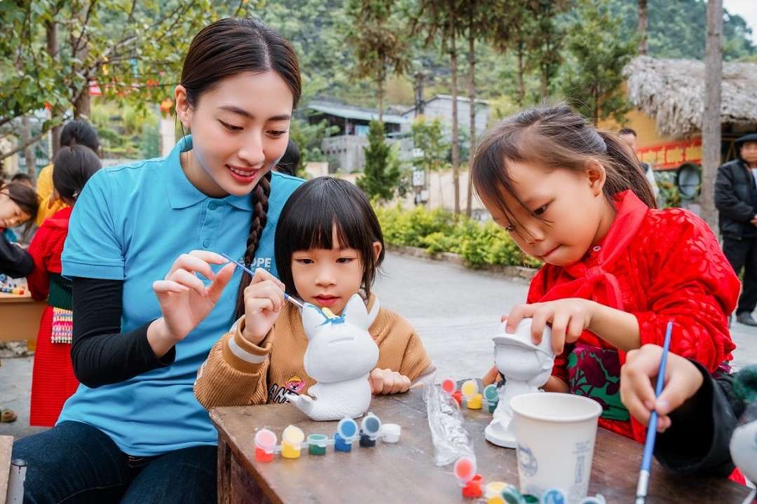 Được tiếp xúc với những khối tượng ngộ nghĩnh, hộp màu nước rực rỡ, học sinh nơi đây vừa lạ lẫm, vừa mày mò sáng tạo theo trí tưởng tượng riêng. Lương Thùy Linh nói: Hoa hậu Lương Thùy Linh và hoạt động cộng đồng ý nghĩa với trẻ em Đồng Văn, Hà Giang