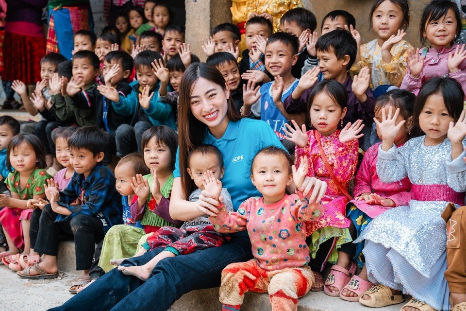 Có mặt tại huyện Đồng Văn chiều ngày 10/10, Hoa hậu Lương Thùy Linh giao lưu cùng học sinh điểm trường Dình Lủng, trường PTDTBT TH&THCS Tả Phìn, 1 trong 20 điểm trường được tài trợ xây nhà vệ sinh mới tại Đồng Văn. Có mặt tại huyện Đồng Văn chiều ngày 10/10, Hoa hậu Lương Thùy Linh giao lưu cùng học sinh điểm trường Dình Lủng, trường PTDTBT TH&THCS Tả Phìn, 1 trong 20 điểm trường được tài trợ xây nhà vệ sinh mới tại Đồng Văn.