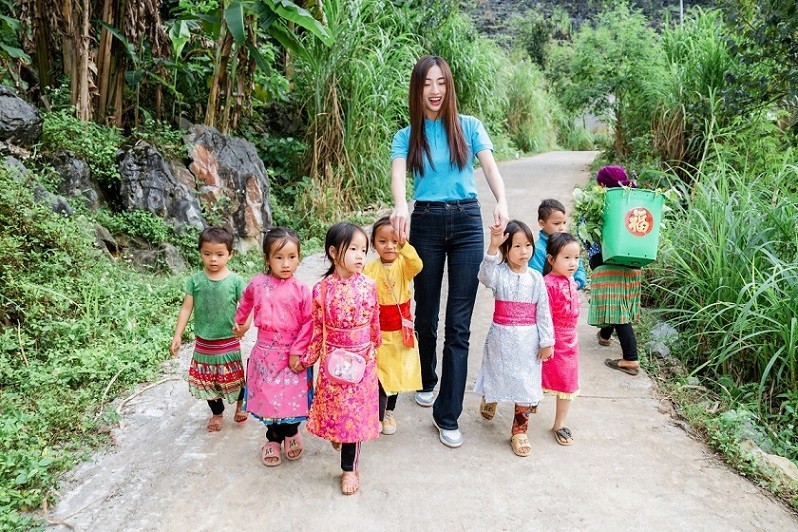 Hoa hậu Thế giới Việt Nam 2019 cho biết, vì nét tương đồng sinh ra tại tỉnh vùng núi phía Bắc, cô thấu hiểu nỗi khó khăn, thiếu thốn của học sinh cũng như người dân nơi đây. Thông qua dự án Vệ sinh học đường, cô muốn trao đi tình yêu, sự sẻ chia tới thầy trò các điểm trường, đặc biệt là các kiến thức cơ bản để thực hành vệ sinh cá nhân. Hoa hậu Thế giới Việt Nam 2019 cho biết, vì nét tương đồng sinh ra tại tỉnh vùng núi phía Bắc, cô thấu hiểu nỗi khó khăn, thiếu thốn của học sinh cũng như người dân nơi đây. Thông qua dự án Vệ sinh học đường, cô muốn trao đi tình yêu, sự sẻ chia tới thầy trò các điểm trường, đặc biệt là các kiến thức cơ bản để thực hành vệ sinh cá nhân.