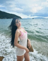 Sao Việt: Quốc Trường được khen phong cách như 'tổng tài', bạn gái Đoàn Văn Hậu tạo dáng gợi cảm trước biển