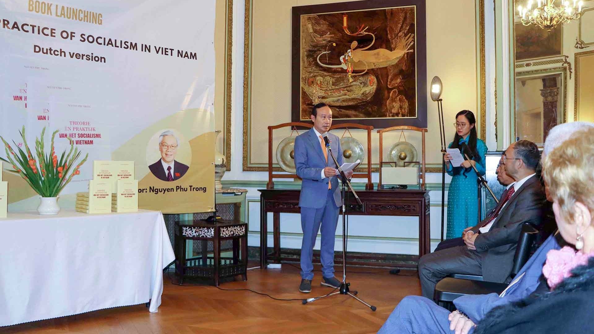 le ra mat sach cuon sach cua tong bi thu nguyen phu trong ban tieng ha lan tai bi