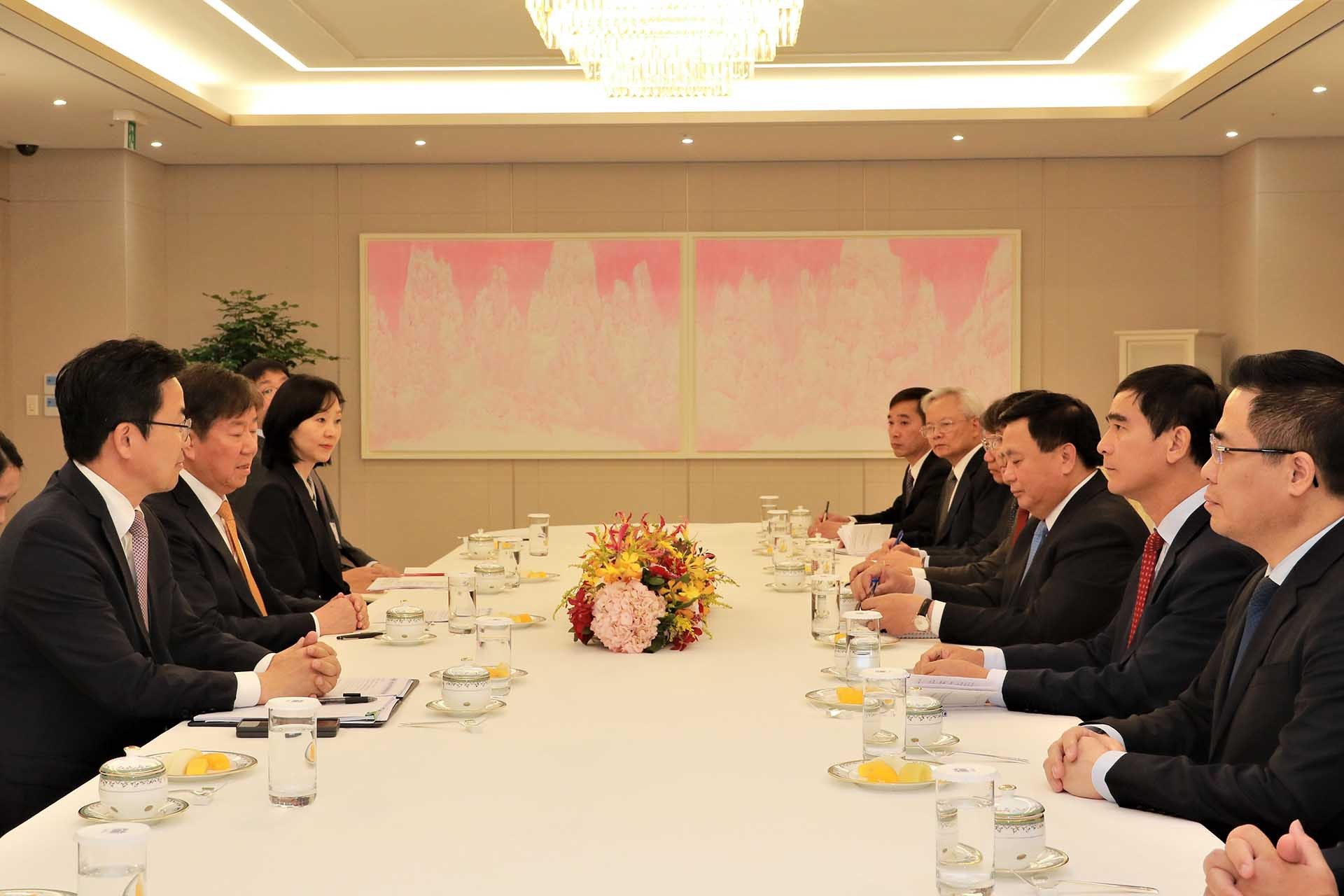 Đồng chí Nguyễn Xuân Thắng, Ủy viên Bộ Chính trị, Giám đốc Học viện Chính trị quốc gia Hồ Chí Minh, Chủ tịch Hội đồng Lý luận Trung ương làm việc với Chánh Văn phòng Tổng thống Hàn Quốc Kim Dae Ki. (Nguồn: TTXVN) Đồng chí Nguyễn Xuân Thắng, Ủy viên Bộ Chính trị, Giám đốc Học viện Chính trị quốc gia Hồ Chí Minh, Chủ tịch Hội đồng Lý luận Trung ương làm việc với Chánh Văn phòng Tổng thống Hàn Quốc Kim Dae Ki. (Nguồn: TTXVN)