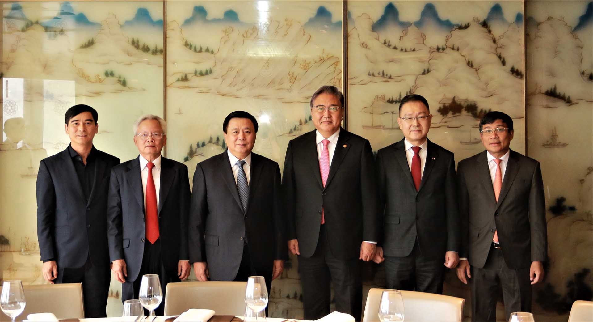 Đồng chí Nguyễn Xuân Thắng, Ủy viên Bộ Chính trị, Giám đốc Học viện Chính trị quốc gia Hồ Chí Minh, Chủ tịch Hội đồng Lý luận Trung ương và Bộ trưởng Ngoại giao Hàn Quốc Park Jin cùng các đại biểu. (Nguồn: TTXVN) Đồng chí Nguyễn Xuân Thắng, Ủy viên Bộ Chính trị, Giám đốc Học viện Chính trị quốc gia Hồ Chí Minh, Chủ tịch Hội đồng Lý luận Trung ương và Bộ trưởng Ngoại giao Hàn Quốc Park Jin cùng các đại biểu. (Nguồn: TTXVN)